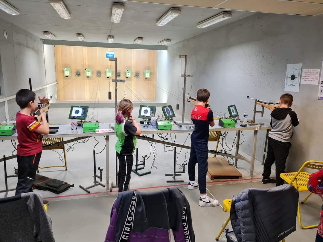 Photo montrant 4 enfants en train de tirer à la carabine au sein du TSAP